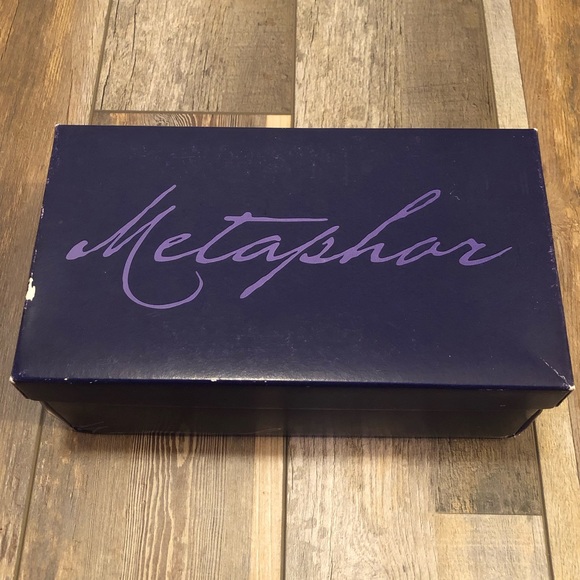 EUC!  Fashion Low Heel w/ brown stone detail. - Picture 13 of 13